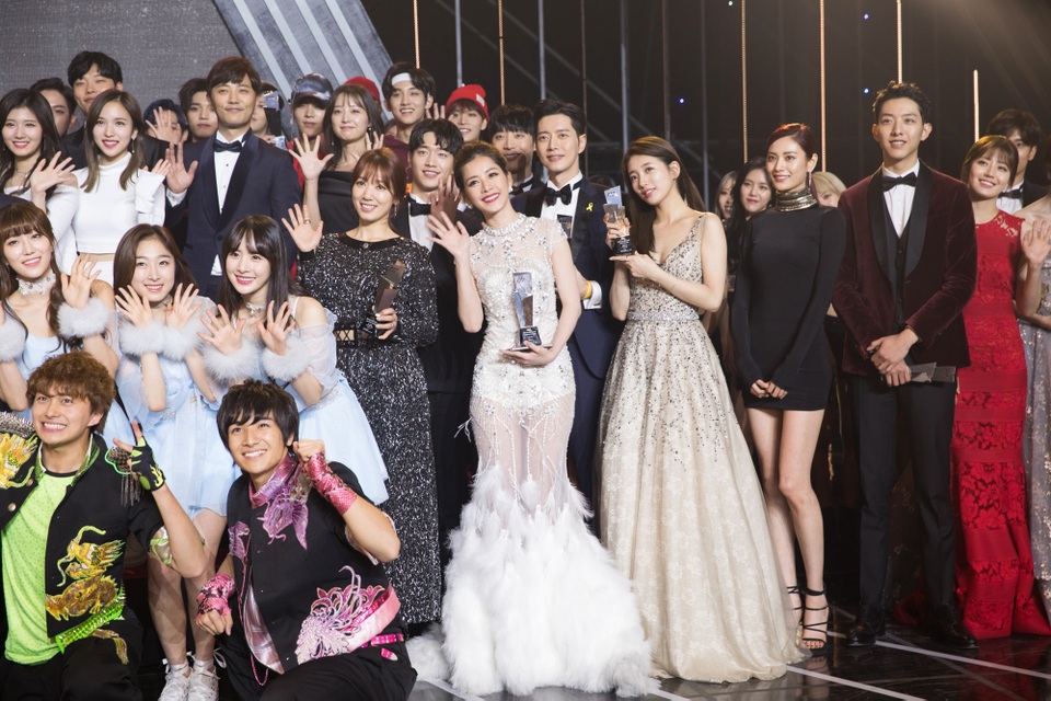 Cô đứng cạnh Park Shin Hye (váy đen), Suzy (váy dài) và ngay trước Park Hae Jin, Seo Kang Joon.