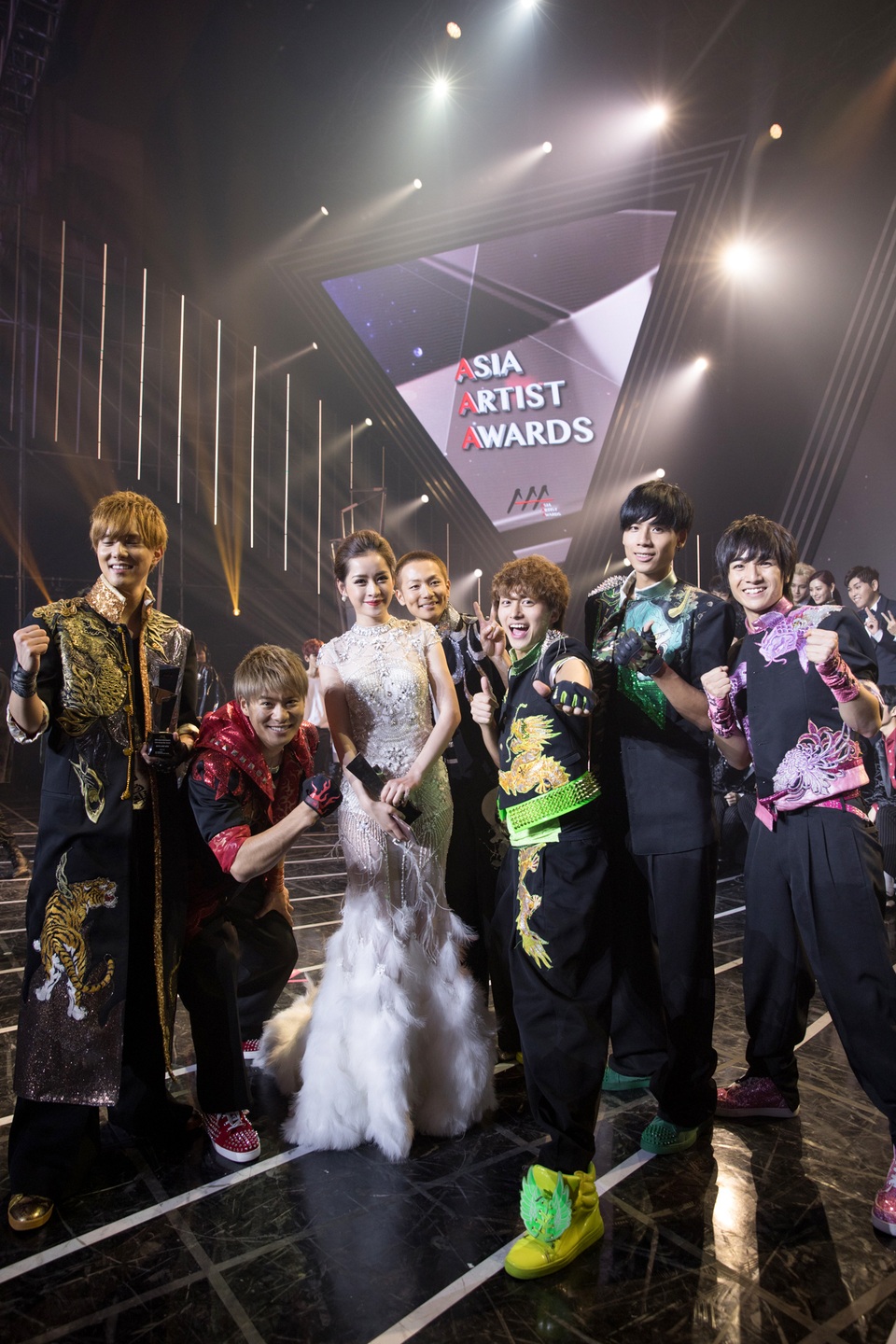 Chi Pu còn có dịp chụp ảnh cùng nhóm nhạc nam số một Nhật Bản - Boys and Men cùng nhóm nhạc EXO đình đám nhất Hàn Quốc hiện nay.