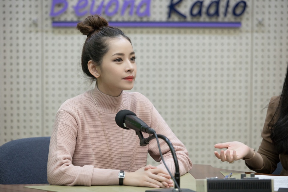 Sau buổi PV với đài KBS, Chi Pu vội vàng ra sân bay về TP.HCM. Nữ diễn viên về nước tất bật quảng bá bộ phim Vệ sĩ Sài Gòn mà cô đóng cùng Thái Hoà, Kim Lý sẽ ra rạp tháng 12/2016.