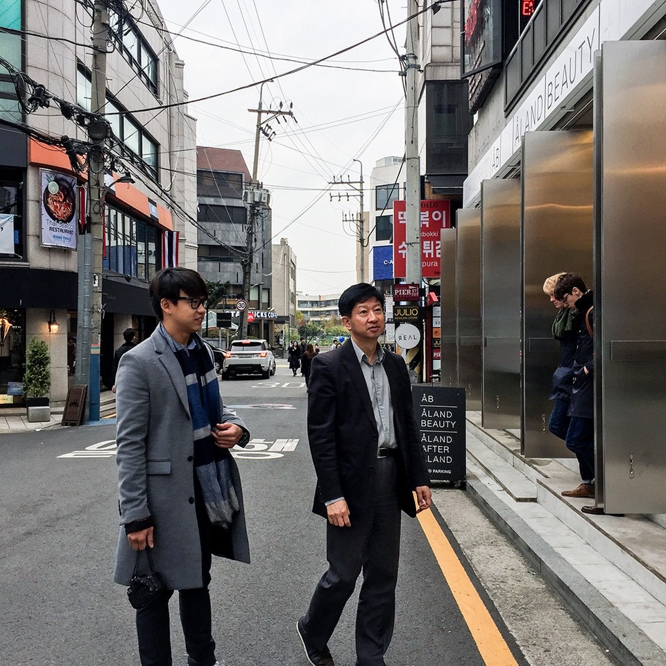 Đặc biệt hơn, Quang Bảo đã được ông James Hah dành ra nửa ngày cuối tuần để dẫn anh đi tham quan Gangnam - một khu tổ hợp giải trí, bệnh viện và trụ sở của các công ty hàng đầu của Hàn Quốc với những tòa nhà chọc trời, lộng lẫy về đêm, được ví như New York của Mỹ hay Tokyo của Nhật và nghe ông chia sẻ về văn hoá Hàn Quốc.