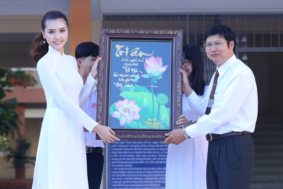 Tại buổi giao lưu, Ngọc Duyên đã dành tặng cho thầy cô ở trường bức tranh đầy ý nghĩa, đó cũng là lời tri ân sâu sắc của Ngọc Duyên gửi đến các thầy cô nhân dịp Ngày Nhà giáo Việt Nam 20/11 sắp tới.