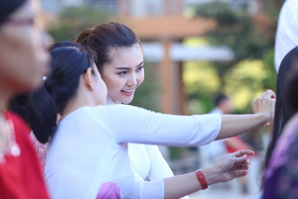 Hoa hậu Ngọc Duyên về thăm thầy cô giáo cũ nhân ngày 20/11 - 12