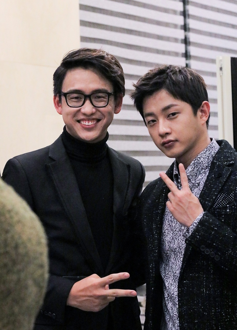 Đáp lại tình cảm của Kim Min Suk và Park Hwan Hee, Quang Bảo cũng hứa sẽ dẫn cả hai đi ăn bánh tráng trộn TP HCM khi họ sang Việt Nam. Hai diễn viên khi nghe đến tên món ăn thì vô cùng thắc mắc vì trước giờ cả hai chỉ biết đến món ăn nổi tiếng ở Việt Nam là phở và đã ăn thử tại Hàn Quốc. Dẫu còn lạ lẫm với tên món ăn song Kim Min Suk và Park Hwan Hee cho biết cả hai rất mong chờ đến ngày có dịp được sang Việt Nam và nhất định sẽ nhờ Quang Bảo dẫn đi ăn bánh tráng trộn.