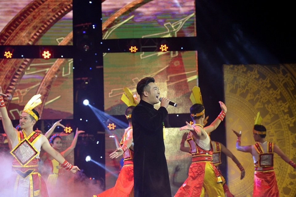 Với giai điệu hào hùng, bài hát tự hào những chiến công trải dài: “Đinh, Lý, Trần, Lê… ơi! Nguyện xin khắc ghi đời đời. Xương máu rồng tiên ơi! Còn đây kiên trung bất khuất. Như sóng biển Đông kia Ngàn năm mãi luôn lưu truyền, Hào khí trời nam ta, Rạng ngời sắt son Việt Nam”.