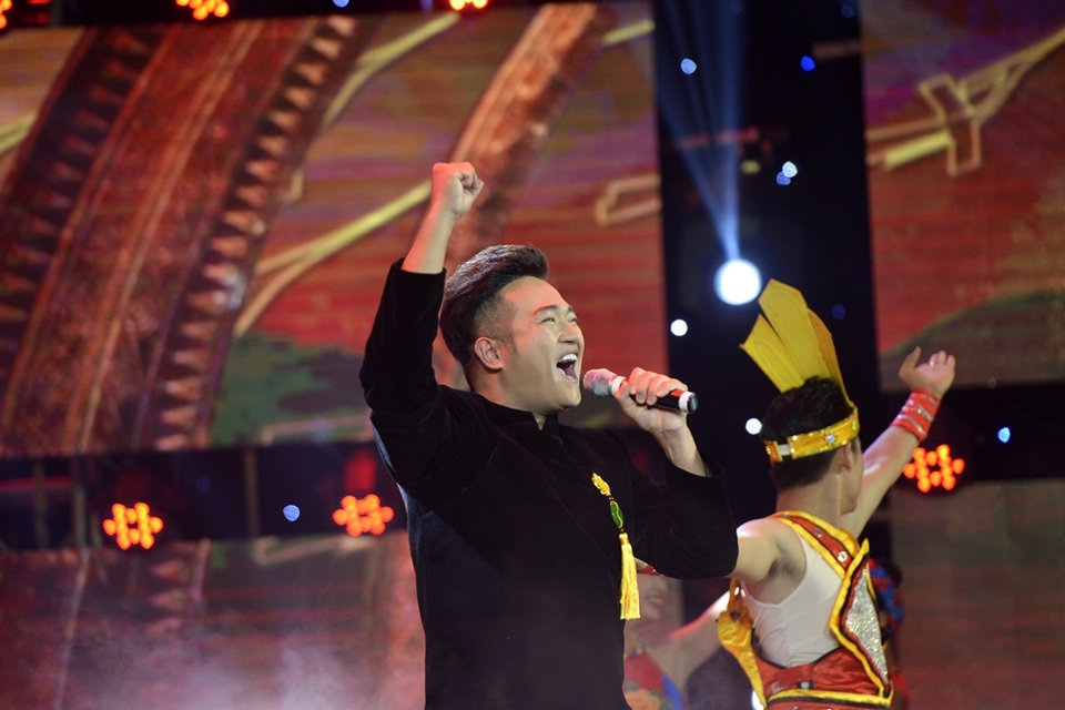 Nếu như trong đêm Nhân tài đất Việt năm 2015, Minh Quân thể hiện bài hát “Thắp sáng ngọn lửa Lạc Hồng”, thì năm nay anh thể hiện ca khúc “Hào khí Việt Nam”.