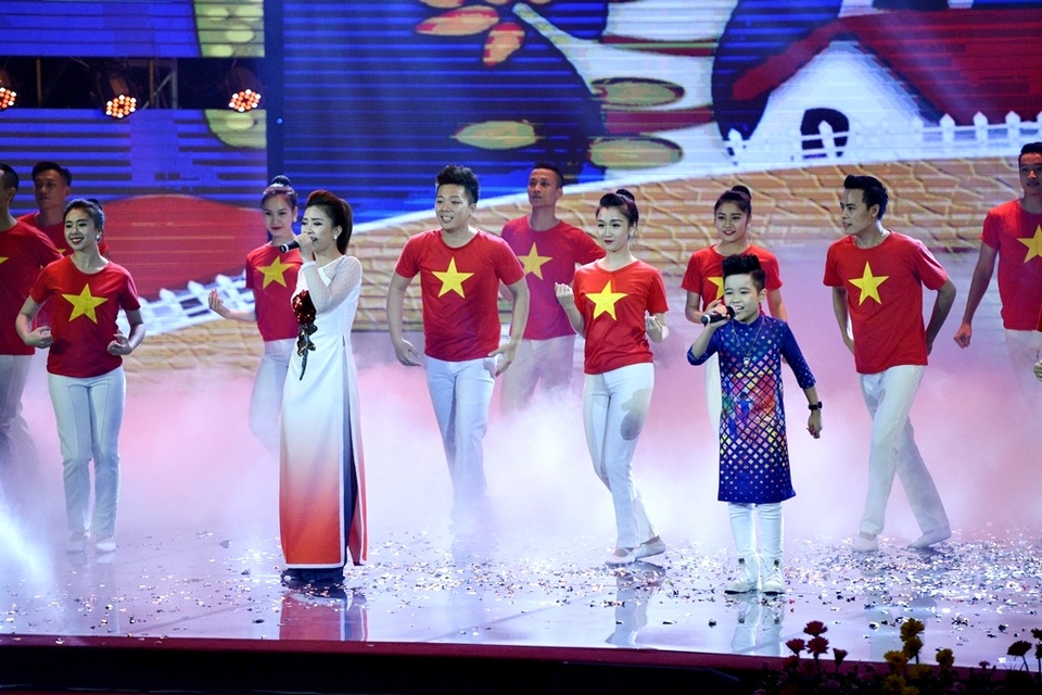 Đến với lễ trao giải Nhân tài Đất Việt, quán quân The Voice Kids 2016 Nhật Minh lần đầu tiên hát song ca bài hát: “Việt Nam ơi” cùng nữ ca sĩ Dương Hoàng Yến.