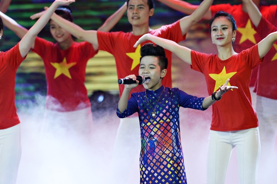 Nhật Minh chia sẻ: “Ngay từ khi biết mình sẽ hát bài Việt Nam ơi, con đã nghĩ sẽ lựa chọn áo dài để phù hợp với ca khúc”.