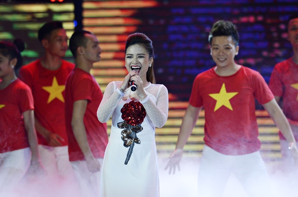 Cả hai cô trò đều xuất hiện với trang phục áo dài truyền thống. Ca sĩ Dương Hoàng Yến chọn thiết kế áo dài từng được trình diễn tại Festival Áo dài Hà Nội 2016 của người bạn thân thiết là NTK Hà Duy - người từng cùng cô giành giải Quán quân gương mặt thân quen.