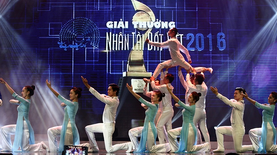 Lời hát như sự hiệu triệu các trí thức trẻ của Việt Nam hãy luôn tận hiến sức trẻ và tài năng, trí tuệ của mình để cống hiến cho đất nước. Tiết mục của ca sĩ Trọng Tấn có sự hỗ trợ của vũ đoàn vô cùng hoành tráng.