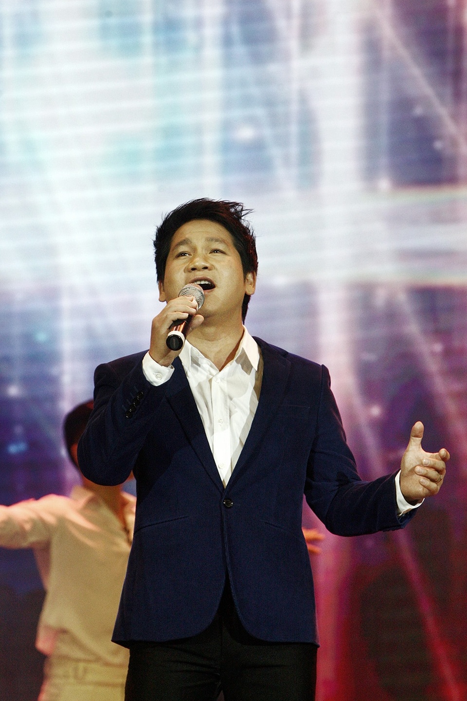 Ca sĩ Trọng Tấn mở màn Lễ trao giải Nhân tài đất Việt với ca khúc truyền thống “Thắp sáng ngọn lửa Lạc Hồng” - một sáng tác của nhạc sĩ Nguyễn Cường viết riêng cho chương trình.