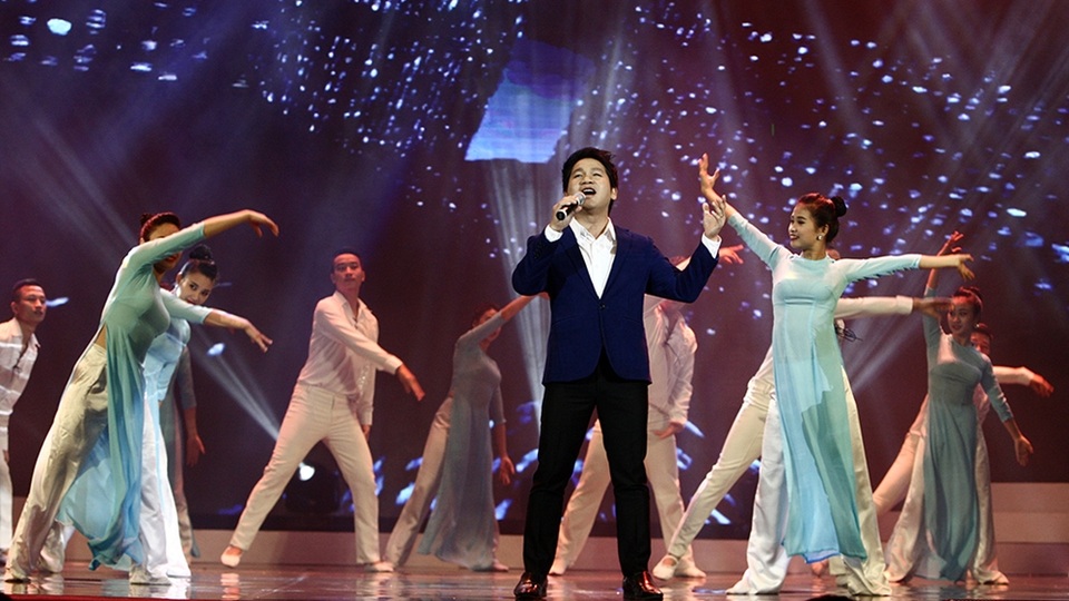 Ngay từ câu đầu tiên của bài hát đã mang thông điệp rất lớn: “Không chịu để quê hương đói nghèo/ Không chịu để Tổ quốc chậm sau. Nhân tài đất Việt/ Nguyên khí non sông/ Sánh với năm châu bước lên đài vinh quang…”