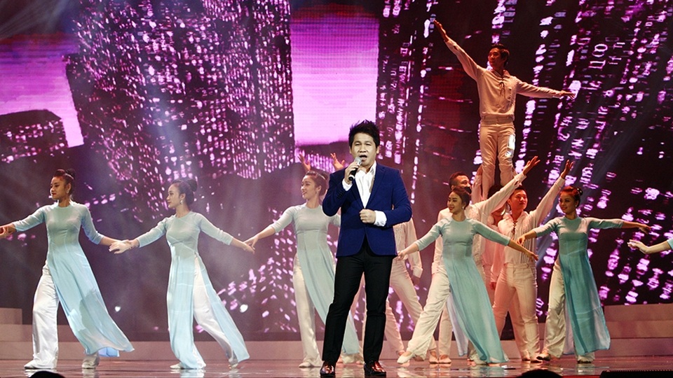 Nam ca sĩ chia sẻ: “Hát trong đêm Nhân tài Đất Việt, tôi thấy cảm xúc mạnh mẽ hơn”.