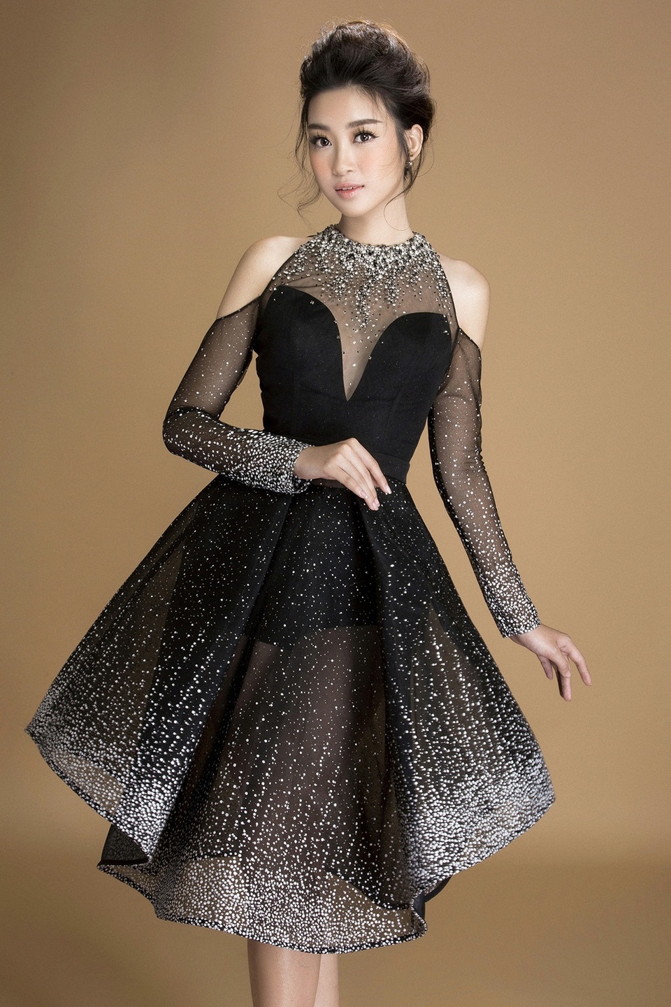 Mỹ Linh cải thiện hình ảnh với trang phục xuyên thấu nhưng vẫn tiết chế độ gợi cảm vừa phải.