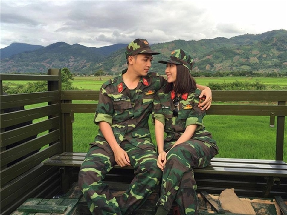 Nữ diễn viên 9X: “Ảnh nóng, livestream khoe thân - hết tung hô là vết nhơ” - 3 Từng bị đồn yêu nhau nhưng Hồng Loan khẳng định cô và chàng hot boy phát thanh viên Hải Dương chỉ là bạn diễn của nhau.