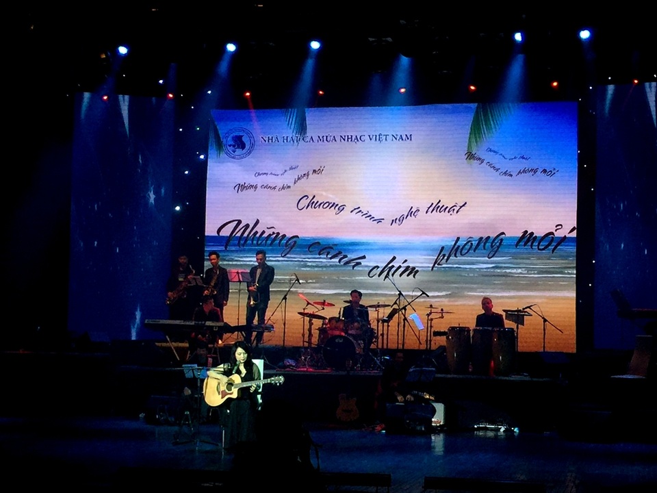 Nghệ sĩ Thái Bảo với chiếc đàn guitar quen thuộc.