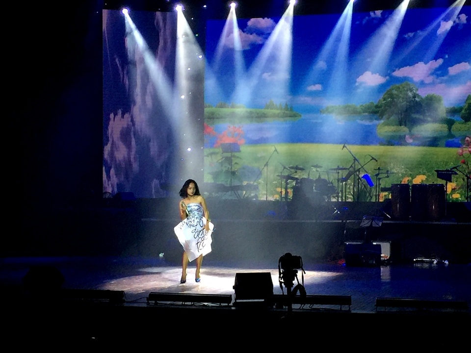 Ca sĩ trẻ Hoàng Quyên - Á quân Vienam Idol 2012.