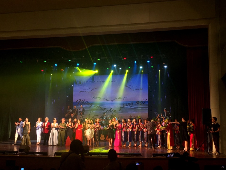 Diva Hồng Nhung bất ngờ xuất hiện cuối chương trình, hòa giọng Hà Nội mùa thu cùng các nghệ sĩ.