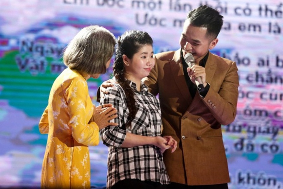 Phạm Hồng Phước “lột xác” phong trần sau ca khúc viết tặng em gái khuyết tật - 1 Phạm Hồng Phước và em gái (Ảnh: HTL).