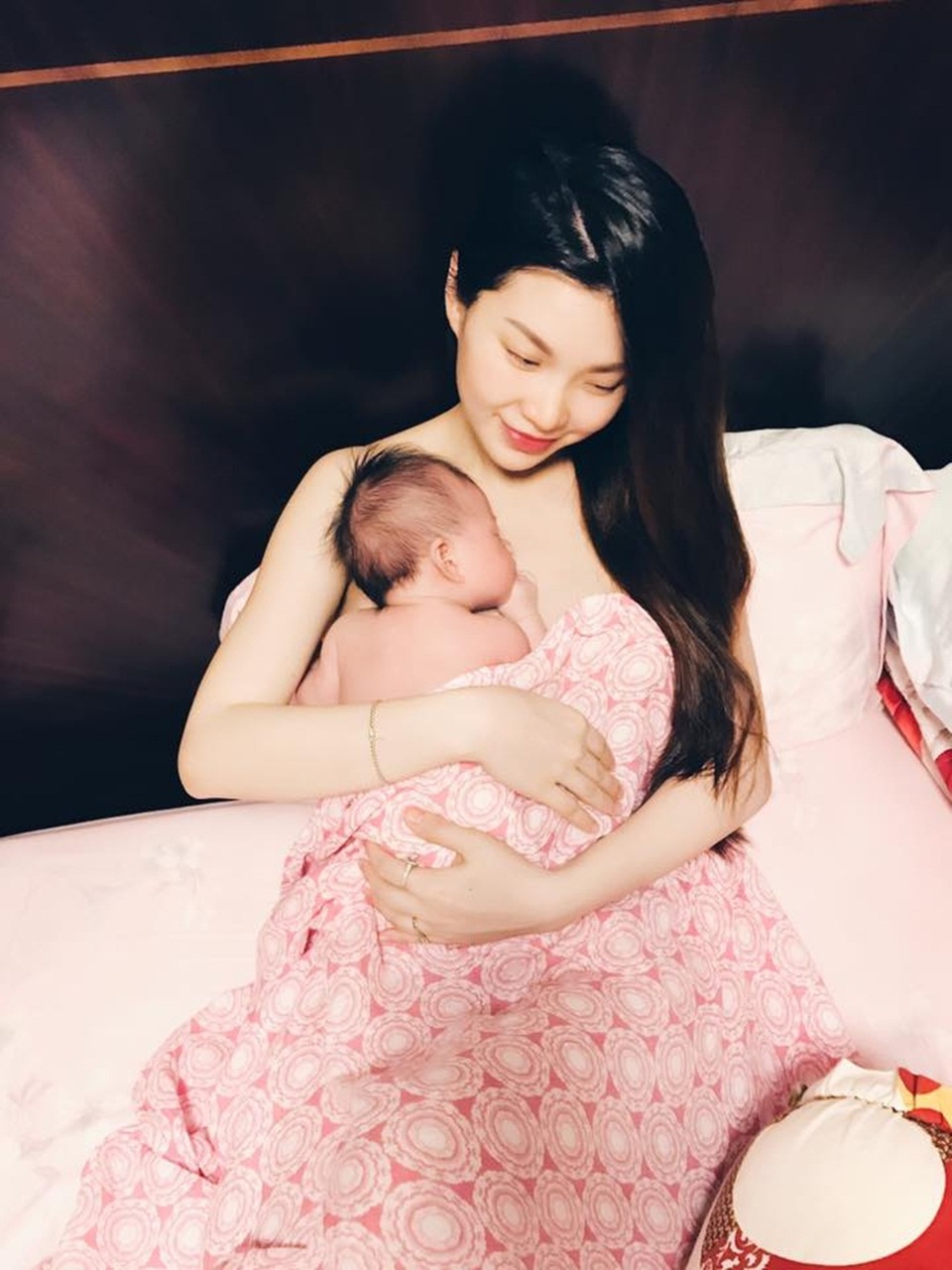 Á hậu Diễm Trang bật mí bí quyết vòng eo “mi nhon” một tháng sau sinh - 3 Diễm Trang cho con da kề da với mẹ.