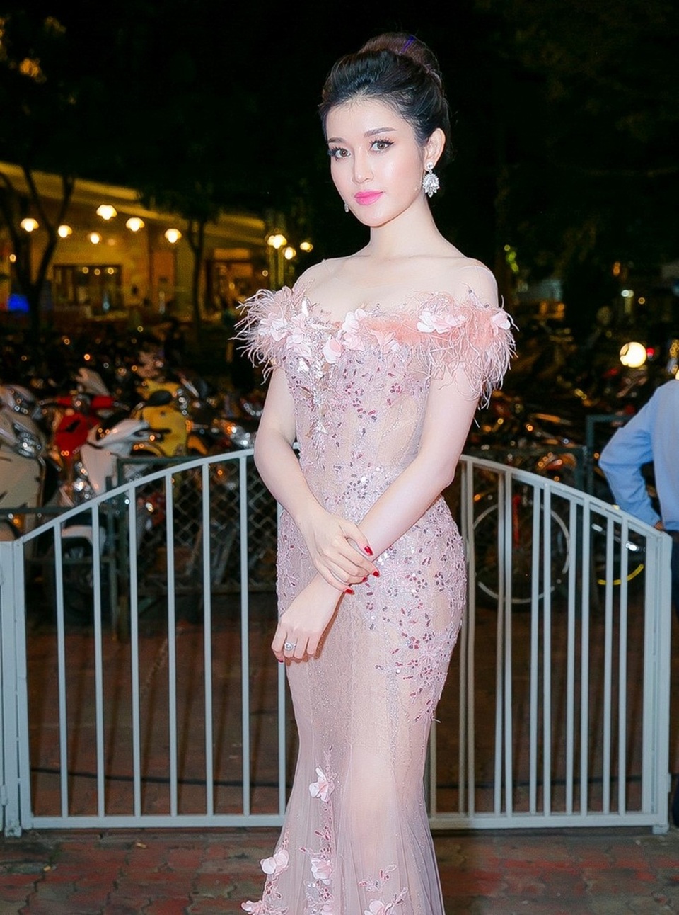 Huyền My: “Được đón tiếp Hoàng tử Anh William là kỉ niệm khó quên” - 4 Kết hợp cùng kiểu trang điểm ngọt ngào và mái tóc búi hai tầng càng khiến vẻ đẹp của cô thêm phần cuốn hút.