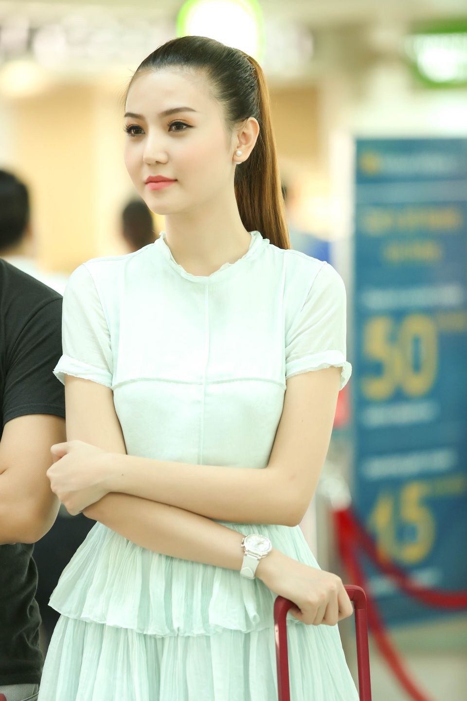 Hoa hậu Ngọc Duyên, người mẫu Lê Hà khoe eo thon lên đường sang Pháp - 2 Hoa hậu Ngọc Duyên, người mẫu Lê Hà khoe eo thon lên đường sang Pháp - 2