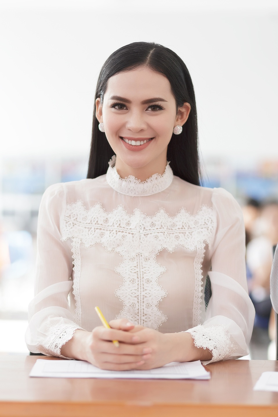 Hoa hậu Sang Lê về trường cũ chấm thi Hoa khôi ĐH Công nghệ - 1 Hoa hậu Sang Lê trên ghế nóng cuộc thi Miss Hutech.
