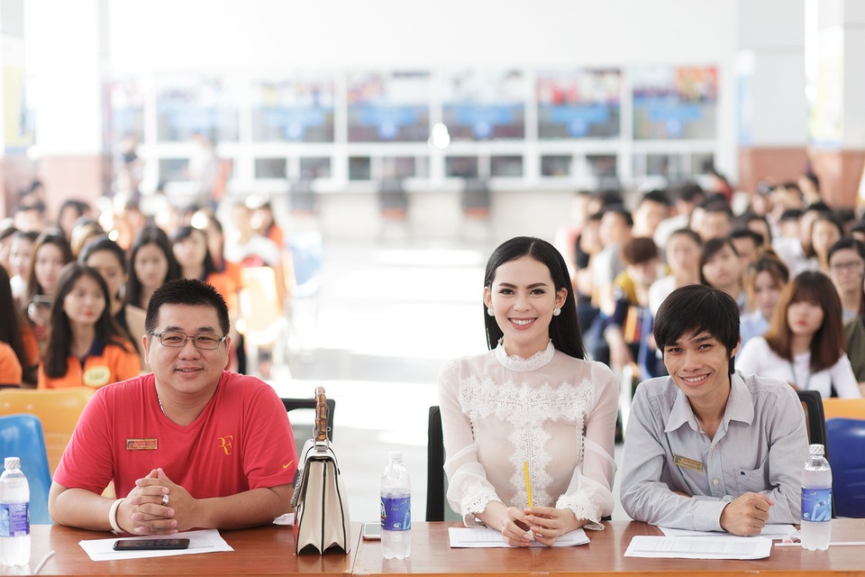 Hoa hậu Sang Lê về trường cũ chấm thi Hoa khôi ĐH Công nghệ - 4 Hoa hậu Sang Lê chọn bộ đầm ren trắng thanh lịch.