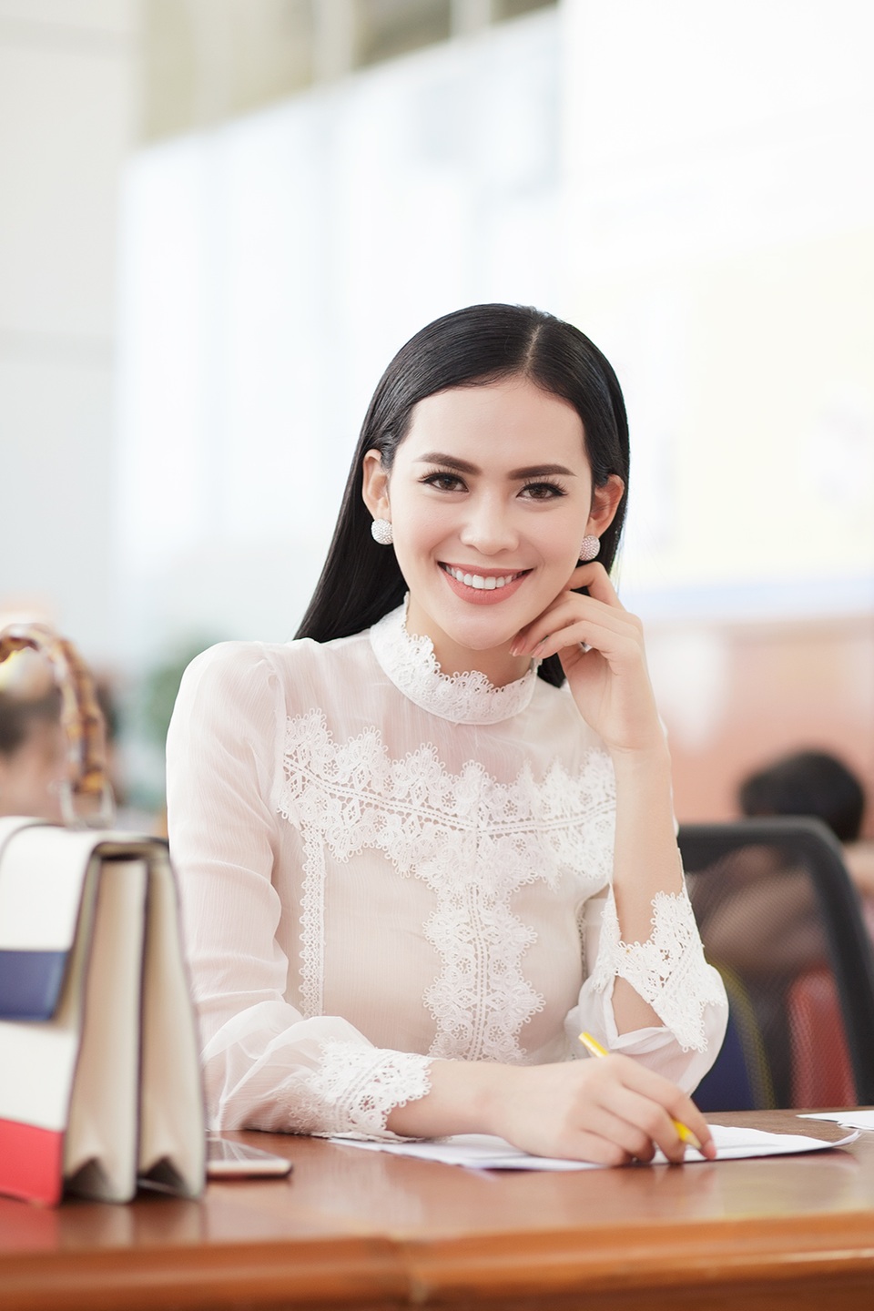 Hoa hậu Sang Lê về trường cũ chấm thi Hoa khôi ĐH Công nghệ - 2 Từng là một trong những thí sinh đi thi cuộc thi này nên Sang Lê rất hiểu cảm giác của các tân binh khi không có kinh nghiệm đi thi người đẹp.