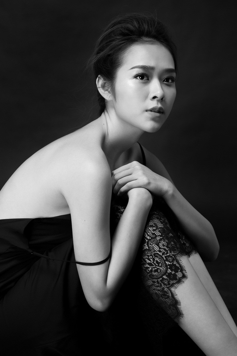 Vân Hugo trấn an công chúng, “sóng ngầm” làng mẫu vẫn chưa có hồi kết - 9 “Chúng tôi không mong muốn việc này xảy ra vì trong quá trình trao đổi và bàn bạc về vai diễn, hai bên không đi đến thống nhất cuối cùng, nên việc không thể hợp tác cùng nhau là chuyện rất bình thường. Cuối cùng, tôi mong bộ phim thành công và những sự không hợp tác sẽ được giải quyết bằng nội bộ ekip”.