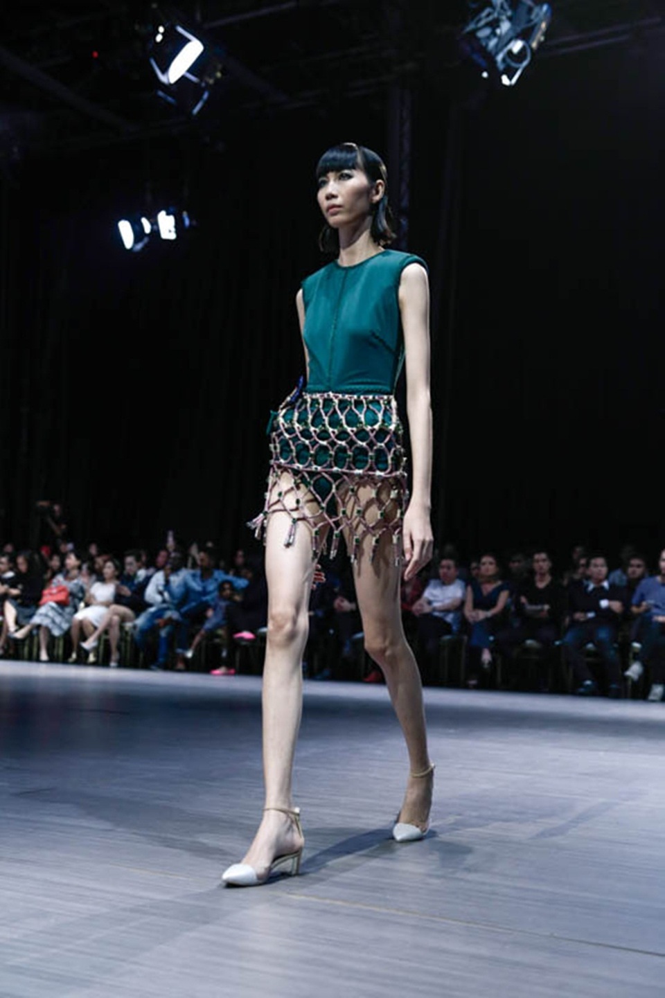 Thanh Hằng khoác áo voan hàng chục kg, khoe chân ngọc ngà 1m12 - 13