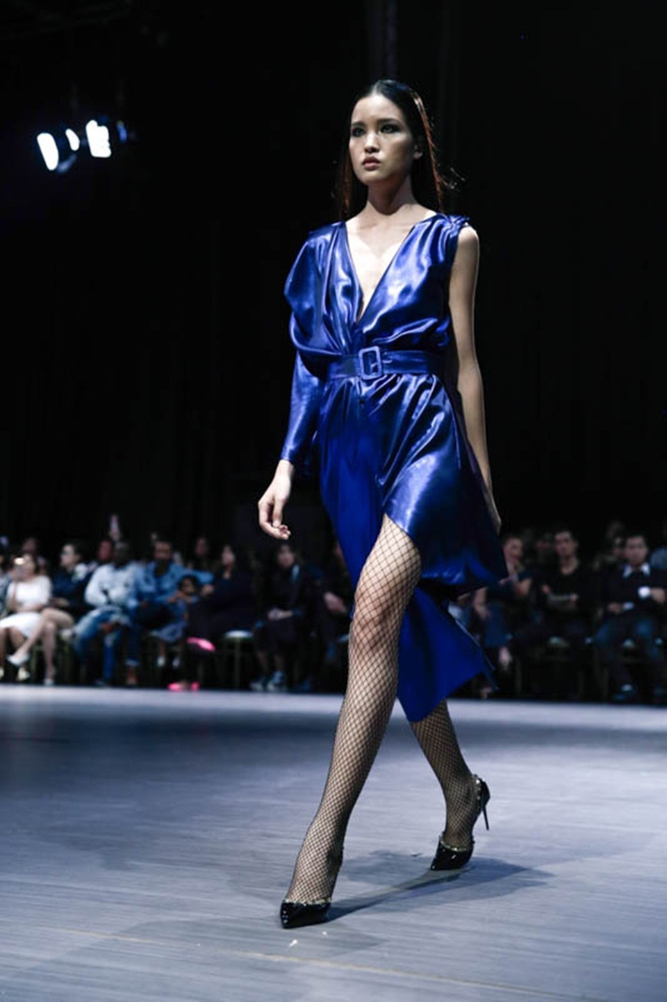 Thanh Hằng khoác áo voan hàng chục kg, khoe chân ngọc ngà 1m12 - 14