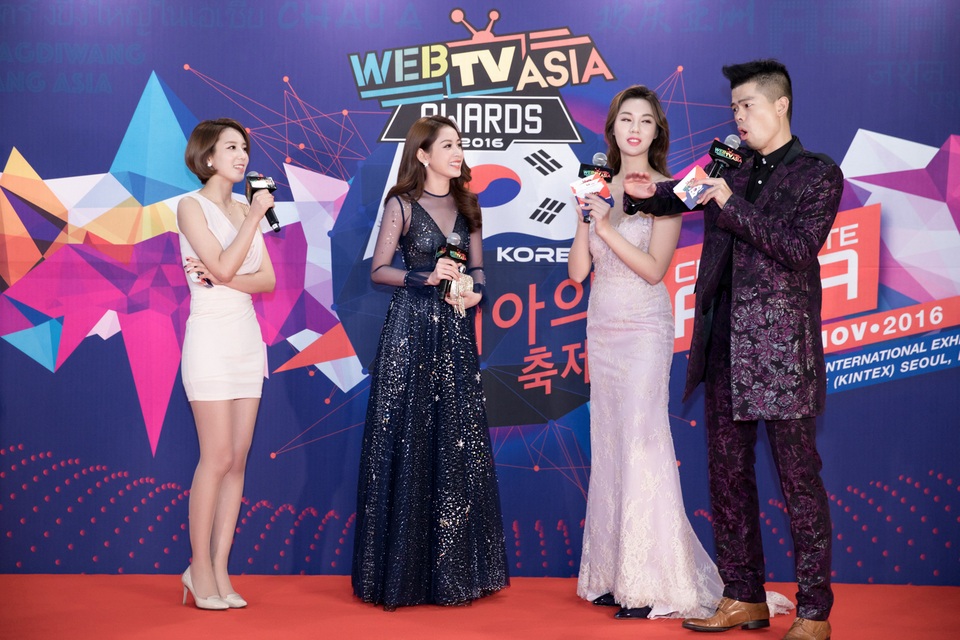 Trên thảm đỏ WebTV Asia 2016, Chi Pu tự tin ứng đáp bằng tiếng Anh với các MC. Trước câu hỏi về cảm xúc khi trở lại Hàn Quốc trong vòng hai tháng, Chi Pu cho biết đây là lần thứ ba cô đến xứ sở kim chi trong vòng hai tháng qua.