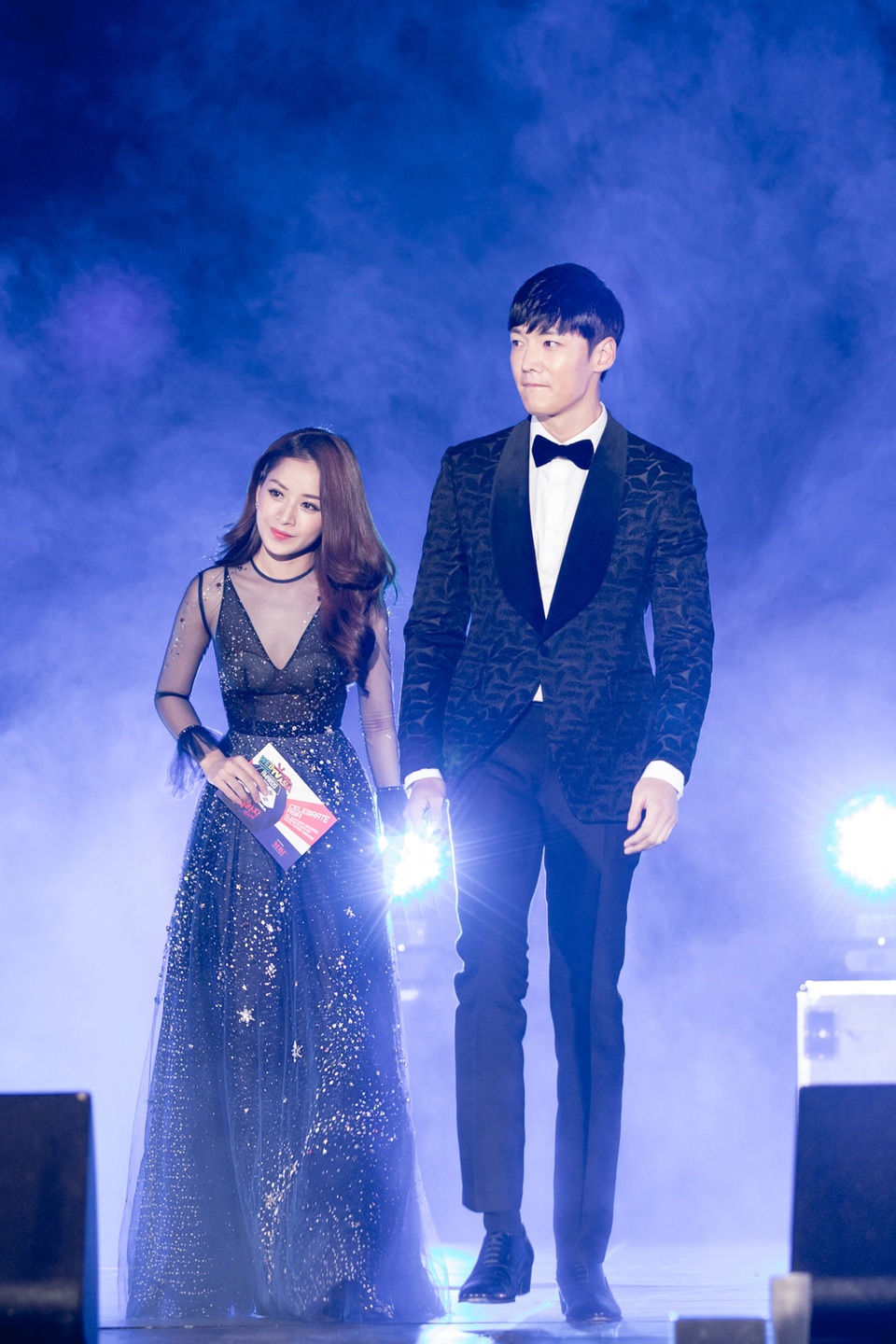 Không chỉ giành cúp cho web series dài 7 tập tự sản xuất, Chi Pu còn một lần nữa xuất hiện trên sân khấu trong vai trò khách mời trao giải (presenter).