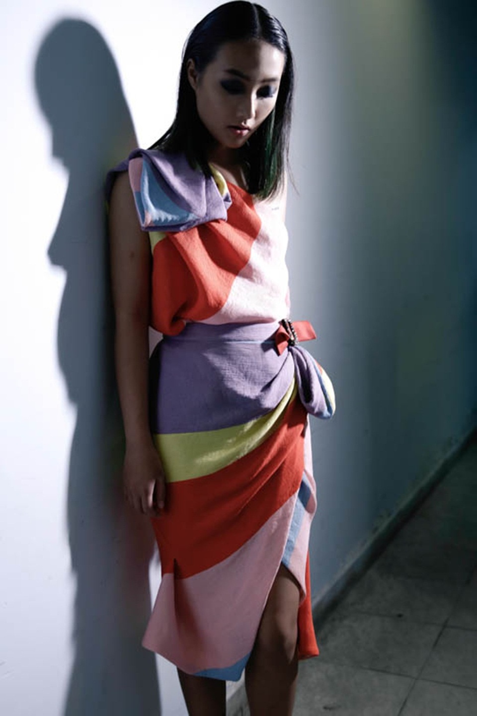 Trong dàn các chân dài bỗng dưng xuất hiện một cô nàng chân ngắn với diện mạo vừa lạ vừa quen. Đó chính là Linh Khiếu, em gái của Trang Khiếu. Cô nàng cao chưa đến 1m7, và diện mạo còn khá non khi lần đầu lên sàn diễn. Đây được xem là một nhân tố đầy bất ngờ của buổi trình diễn.