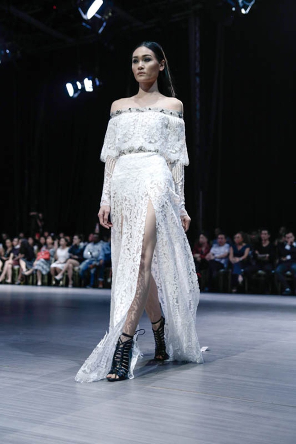 Thanh Hằng khoác áo voan hàng chục kg, khoe chân ngọc ngà 1m12 - 12