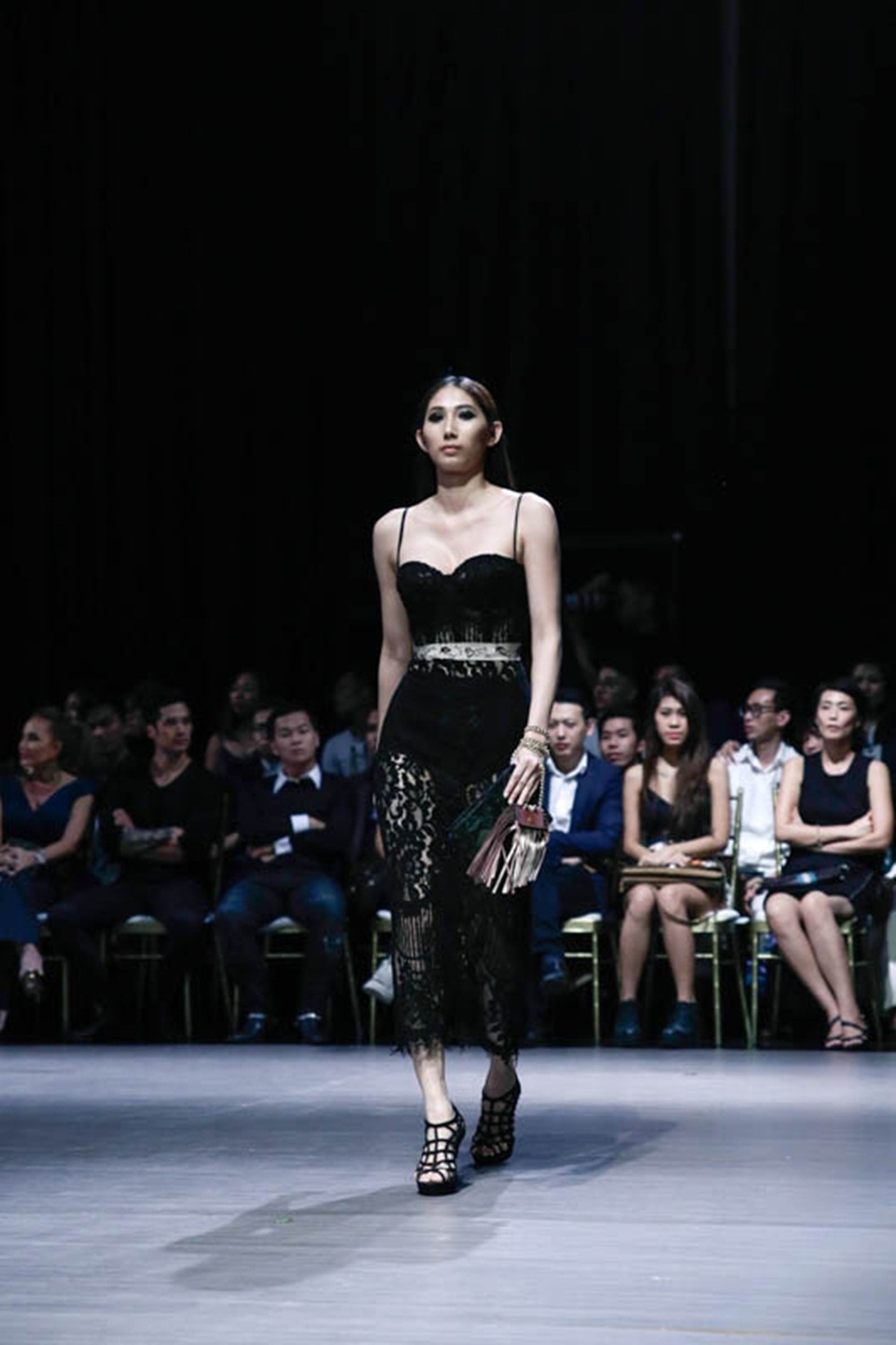 Thanh Hằng khoác áo voan hàng chục kg, khoe chân ngọc ngà 1m12 - 15