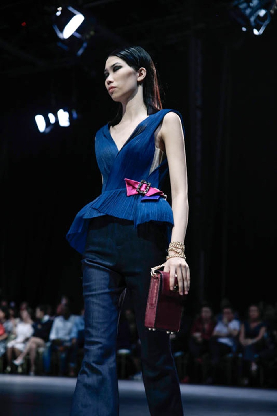 Thanh Hằng khoác áo voan hàng chục kg, khoe chân ngọc ngà 1m12 - 16