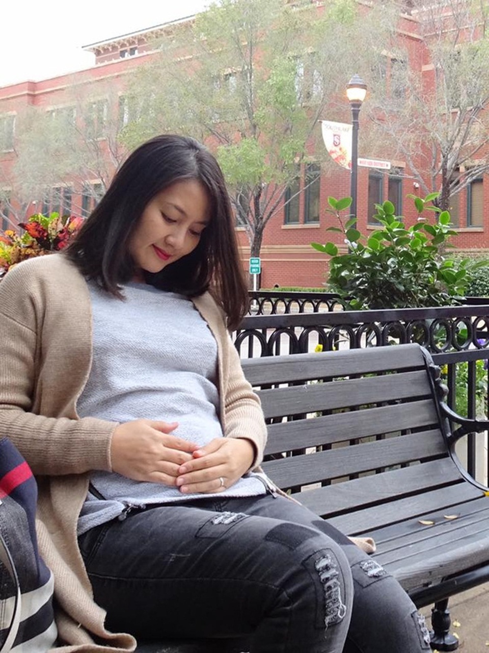 Vân Hugo trấn an công chúng, “sóng ngầm” làng mẫu vẫn chưa có hồi kết - 15 Sau tin vui có em bé được Ngọc Lan chia sẻ độc quyền cùng Dân trí thì đây là lần đầu tiên cô chụp ảnh đang mang thai và chia sẻ cùng khán giả. Bộ ảnh được Ngọc Lan chụp khi sang Mỹ duy lịch cùng chồng Thanh Bình.