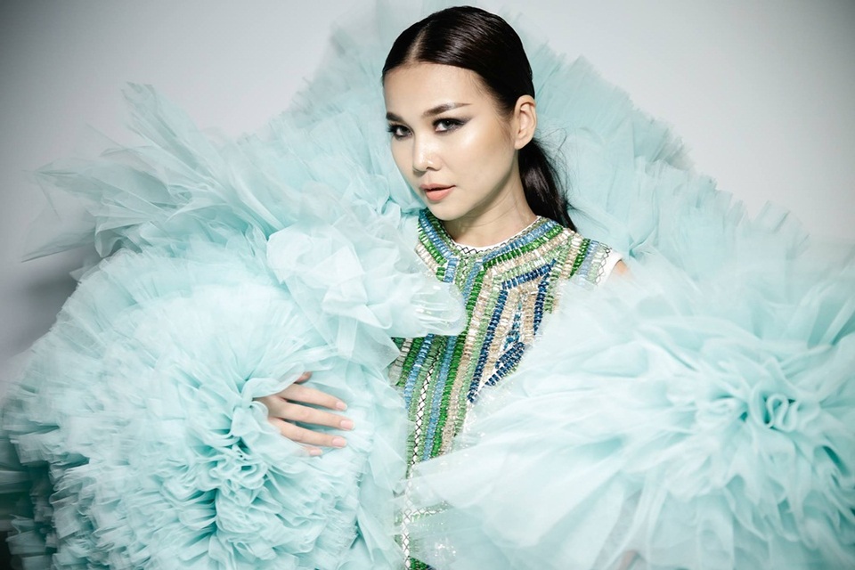 Mái tóc chẻ ngôi giữa giản đơn và kiểu đánh mắt khói đậm tăng thêm vẻ ma mị quyến rũ cho Thanh Hằng.