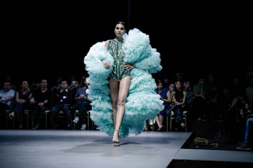 Cô khẳng định đẳng cấp bằng những bằng vẻ lạnh lùng với những bước đi điêu luyện trên sàn catwalk.