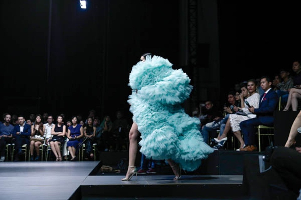 Với thiết kế ấn tượng của bộ trang phục, Thanh Hằng như thể mang đám mây bồng bềnh lên sàn diễn.