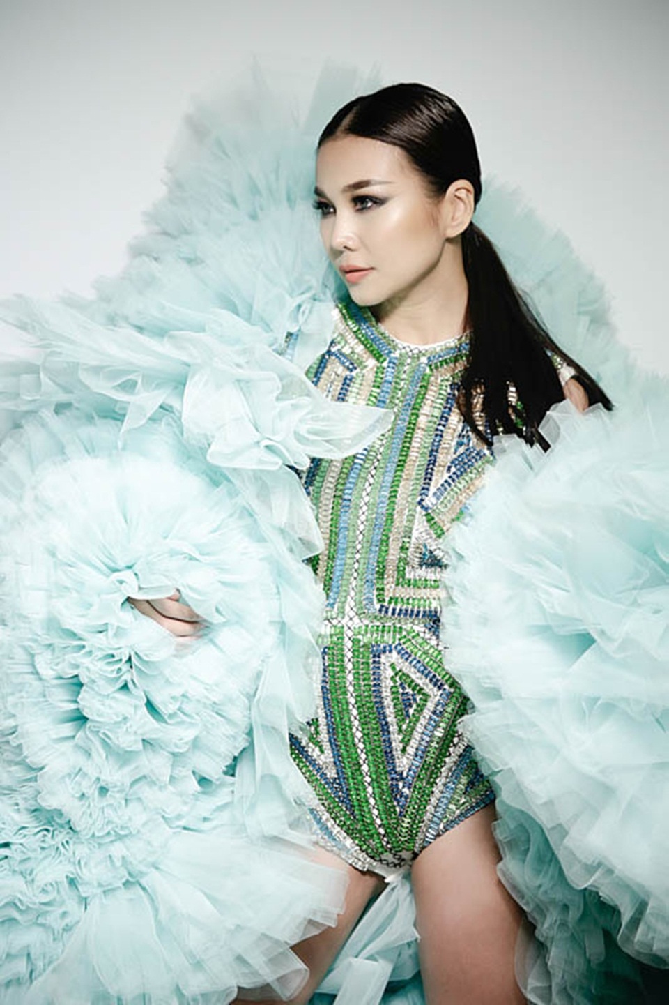 Trình diễn bộ bodysuit ôm sát, đính sequin lấp lánh cực bắt mắt, khoe đôi chân dài 1m12 huyền thoại, Thanh Hằng không hổ danh là nữ hoàng sàn catwalk.