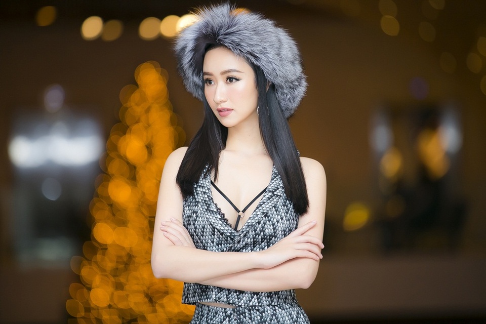 Á hậu Hà Thu đã có mặt tại một sự kiện thời trang với phong cách lạ mắt. Thời gian gần đây, Hà Thu đã dần thay đổi hình ảnh cá tính hơn, gai góc hơn.