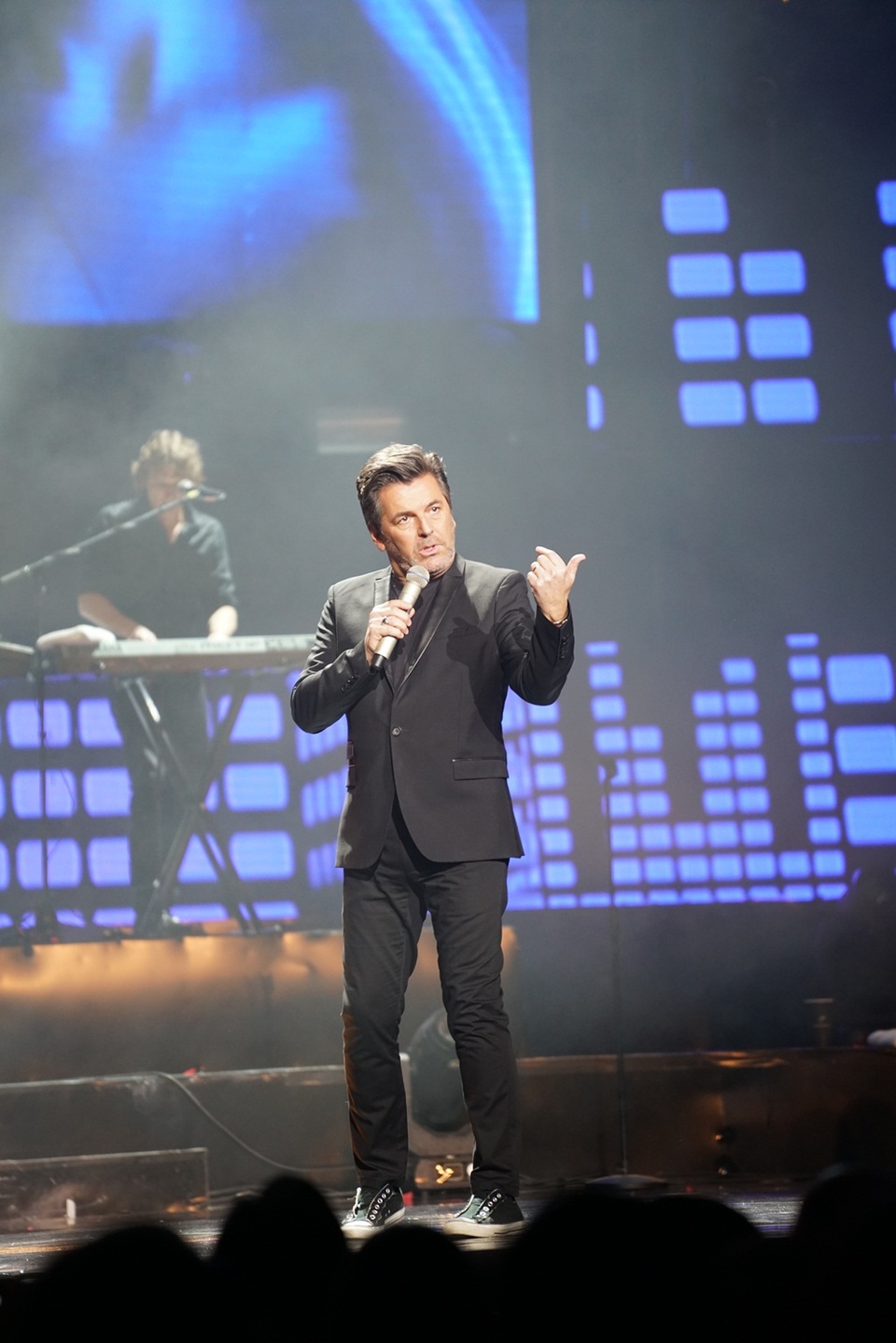 Thomas Anders cực duyên trên sân khấu và rất biết cách chiều khán giả.