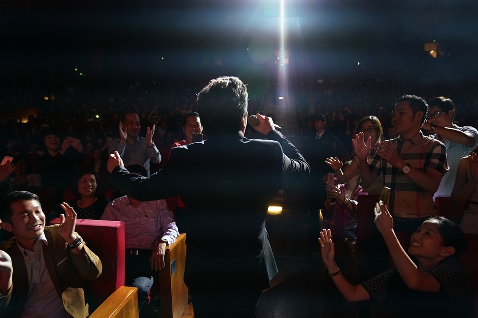 Danh ca 53 tuổi nhiều lần đi xuống dưới khán phòng, vừa hát, vừa giao lưu với khán giả.