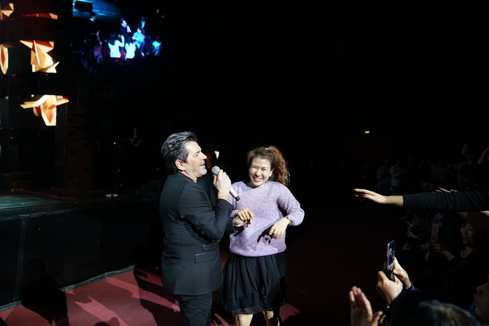 Sự thân thiện của huyền thoại âm nhạc khiến công chúng Việt cực kì phấn khích.