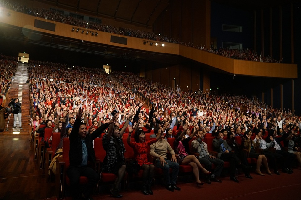 Hơn 4.000 khán giả chìm đắm trong không gian âm nhạc.