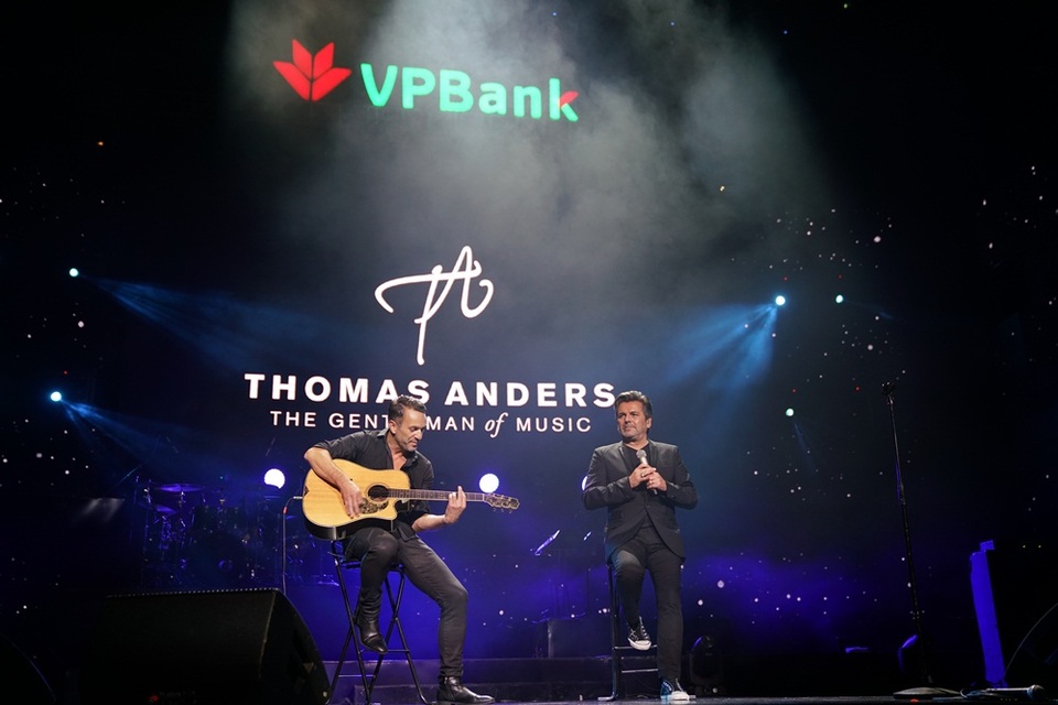 Không chỉ khiến khán giả lắc lư theo những điệu nhạc sôi động, Thomas còn thể hiện những tình khúc sâu lắng, du dương.