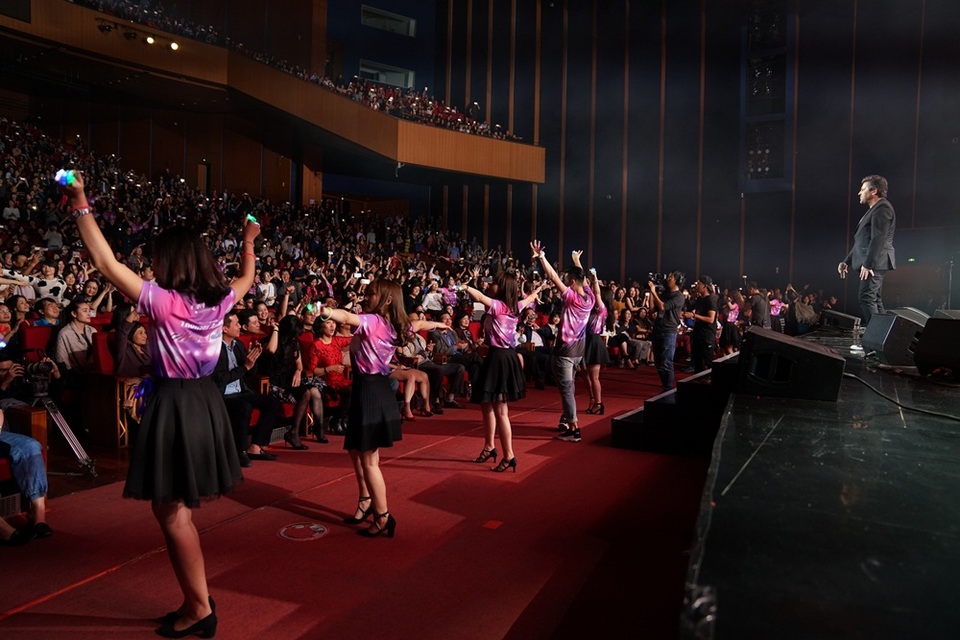 40 tình nguyện viên nhảy múa theo nhạc tạo điểm nhấn cho chương trình.