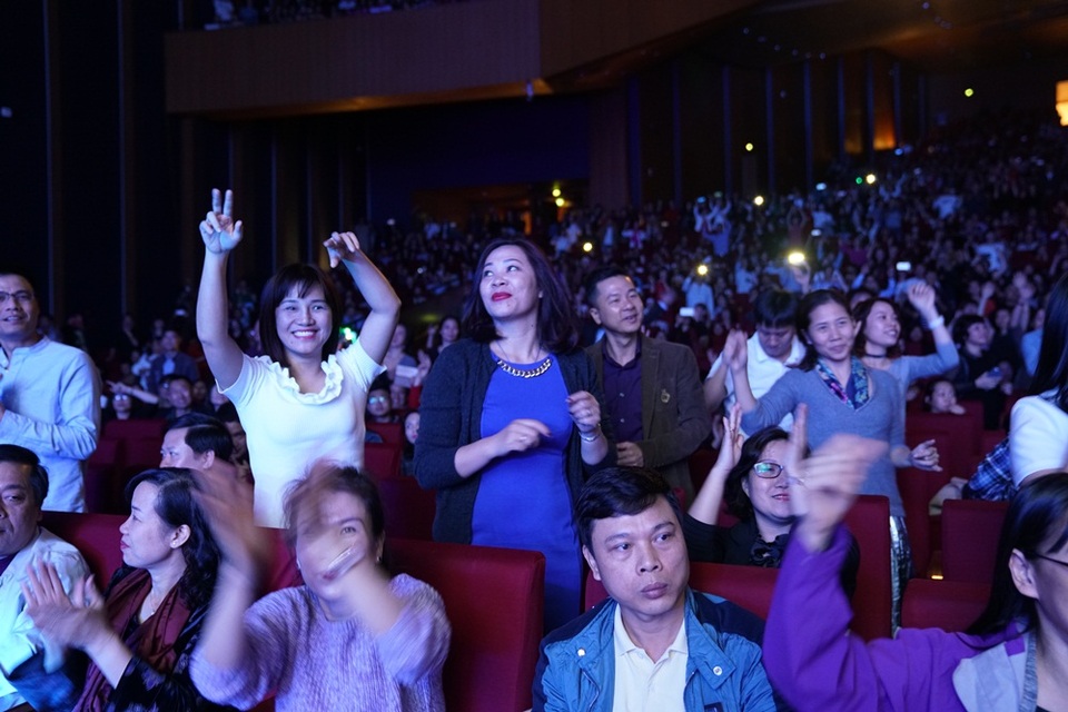 Ghế khán giả trở thành sàn disco lớn nhất Hà Nội trong tiệc âm nhạc.